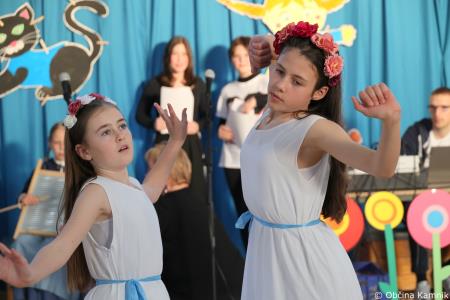 Otroci Osnovne šole Marije Vere so pozdravili pomlad in se spomnili knjižnih junakov (67)